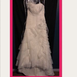 White long wedding strapless dress